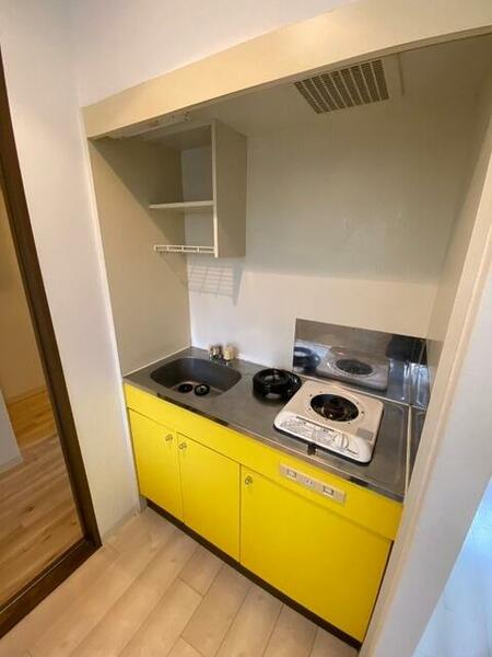 画像4:都市ガスの１口のキッチン！まな板を置くスペースあるキッチン！