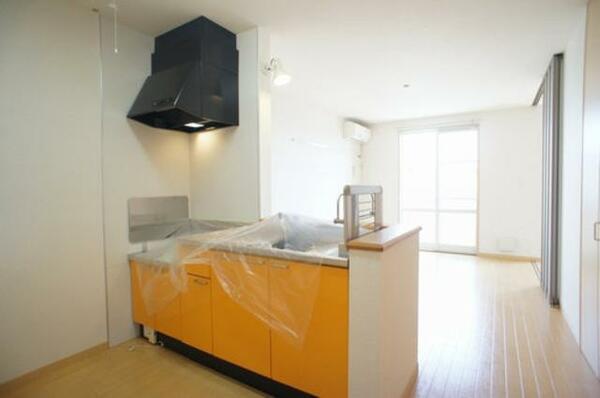 画像5:オレンジ扉のキッチンセットです。吊り戸棚がないためより広い空間を生んでいます