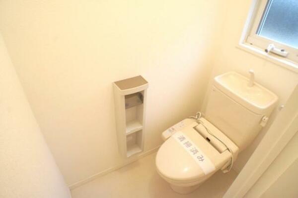 画像11:トイレです。浴室に続いて窓があります。洗浄機能付き便座です。