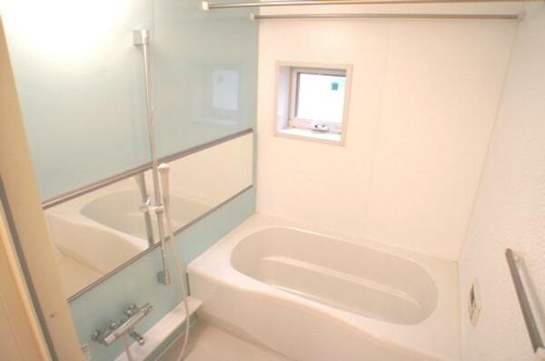 画像7:浴室です。窓がある素晴らしさ☆シャワーの高さも調節できます。