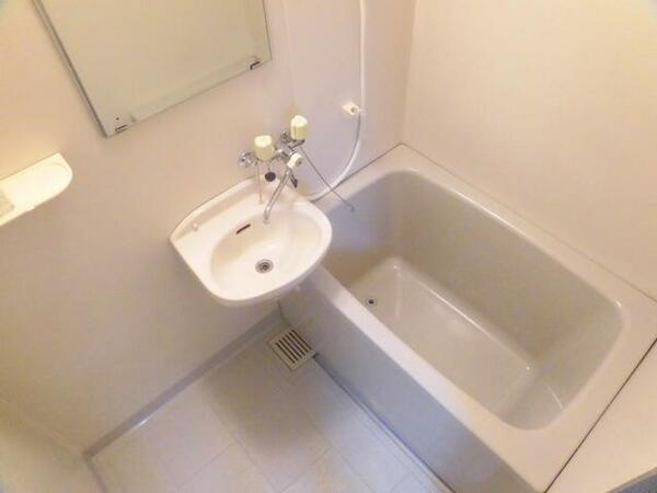 画像6:お風呂と一体化の洗面台、シャワーと歯磨き一緒にできます！