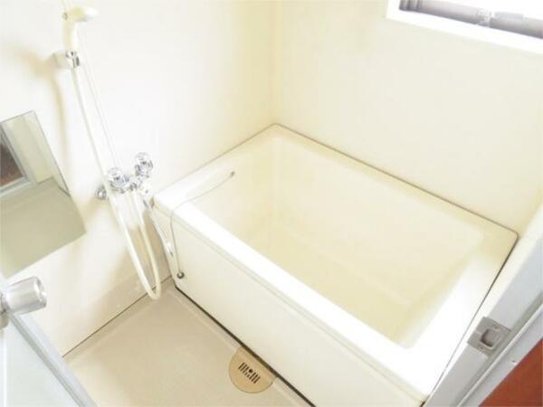 画像6:窓のある明るい浴室