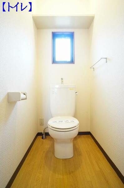 画像12:【トイレ】タオル掛け、枕棚の付いた使い勝手の良いトイレです♪♪