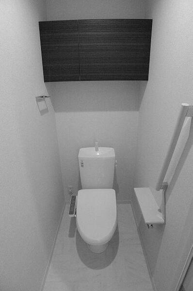 画像10:【トイレ】トイレには洗浄機能付き便座を設置！！ツールボックスや上部棚、タオルハンガーを設置しておりま