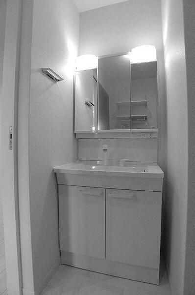 画像8:【洗面所】洗面台は洗髪のできるシャンプードレッサーです☆洗面所の上部には棚も付いていますのでサニタリ