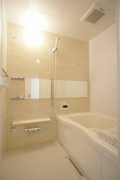 画像10:〇浴室〇１日の疲れを取るお風呂は壁の一面だけ色を変えてアクセントを付けています。追焚ができて経済的な