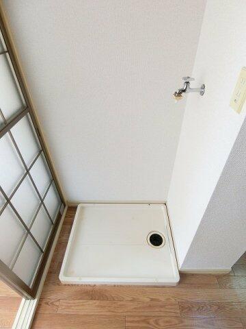 画像13:キッチン横にある室内洗濯機置き場です♪防水パンが付いているので万が一の漏水にも安心です！
