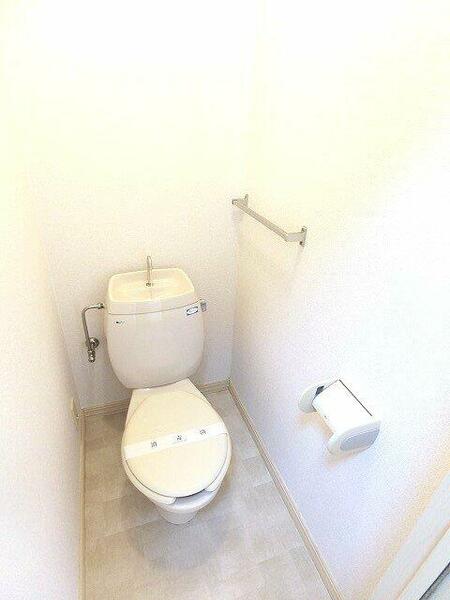 画像8:人気のバストイレ別です♪トイレが独立していると使いやすいですよね☆横にはタオルを掛けられるハンガー