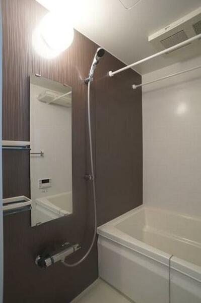 画像9:単調になりがちな浴室に木調壁面パネルを入れることでアクセントを加え、浴室暖房換気乾燥機もご用意！快適