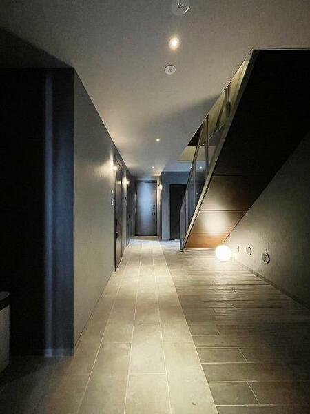 画像13:【ホテルライク室内廊下】室内廊下は、プライバシーに配慮されているだけでなく、間接照明の柔らかな光で、
