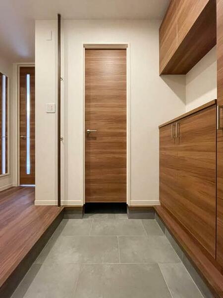 画像16:【玄関】】LDKとウォークスルークロゼットから洋室へとアクセスできる玄関。広めの上がり框があり、二方向