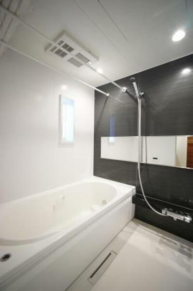 画像9:【バスルーム】１６０ｃｍ×１８０ｃｍのゆったりバスルーム。足を伸ばしてお寛ぎ頂ける浴槽です。浴室暖房