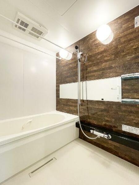 その他画像：【浴室】アクセントパネルが特徴のユニットバスです。浴室暖房乾燥機もついておりますので、冬の寒い時期も