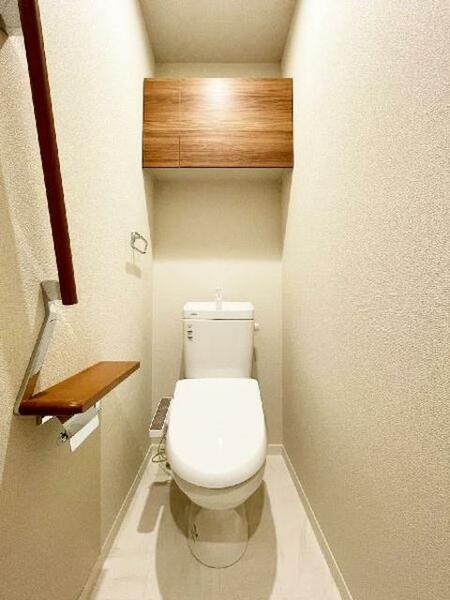 画像11:【トイレ】シャワートイレ。上部には扉付きの収納棚がありますので、見られたくないトイレ用品の収納に一役