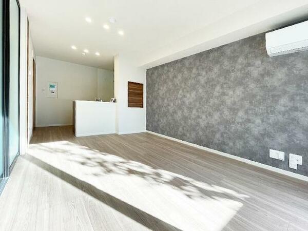 画像4:【ＬＤＫ】１１.９帖のＬＤＫ。落ち着いた色合いの床材を使用した高級感のあるお部屋となっております。リ
