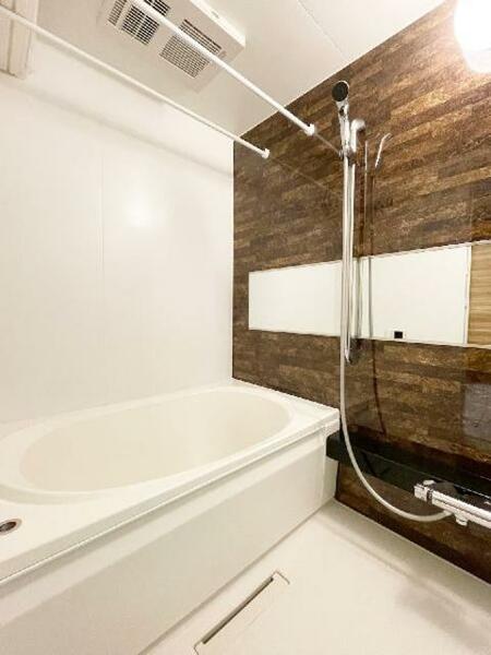 画像9:【浴室】アクセントパネルが特徴のユニットバスです。浴室暖房乾燥機もついておりますので、冬の寒い時期も
