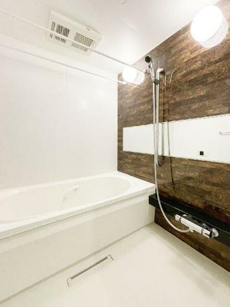 画像10:【浴室】アクセントパネルが特徴のユニットバスです。浴室暖房乾燥機もついておりますので、冬の寒い時期も