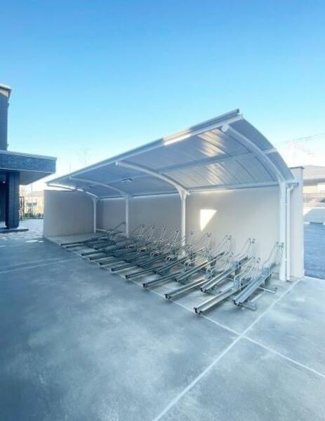外観：【駐輪場】敷地内に、屋根付きのレーン式の駐輪スペースがあるので、整頓して駐輪できます。
