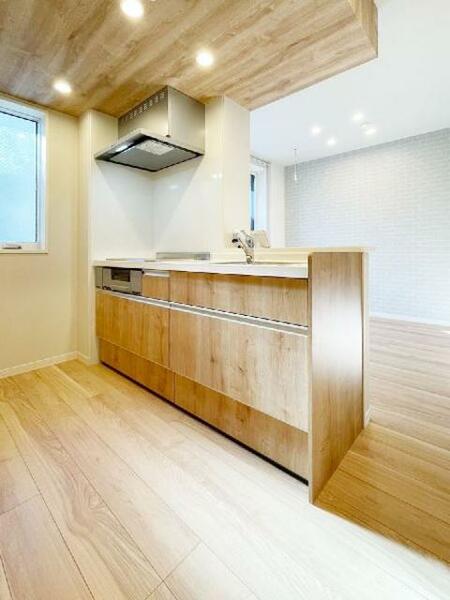 画像8:【キッチン】デザイン天井の３口ＩＨ＋グリルがついた使い勝手のいいキッチンとなっております。スライド式