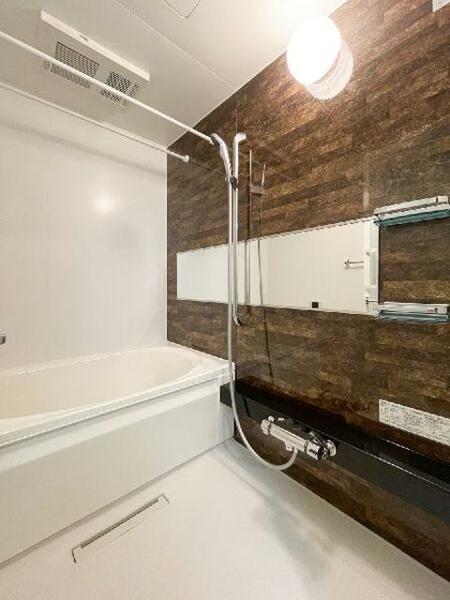 画像8:【浴室】アクセントパネルが特徴のユニットバスです。浴室暖房乾燥機もついておりますので、冬の寒い時期も