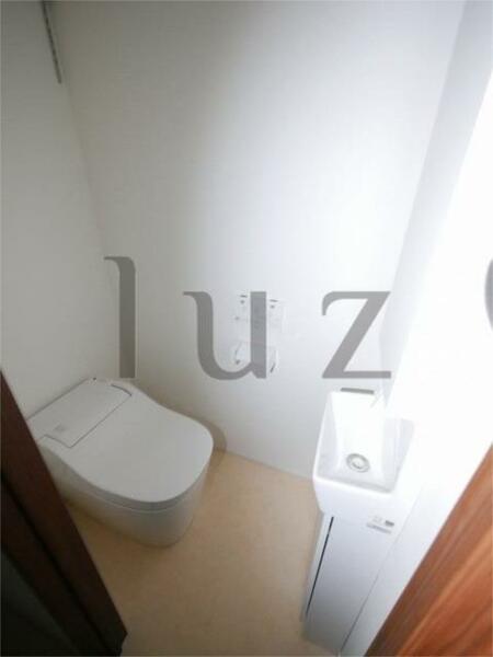 画像14:温水便座機能付きのトイレです！