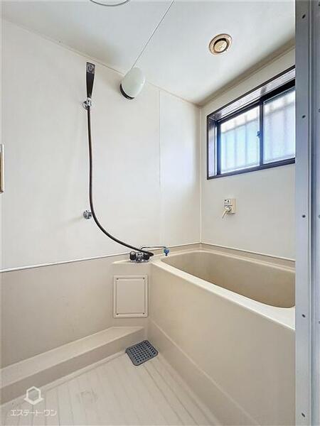 画像4:浴室にも窓があり換気ができて清潔に保てます◎