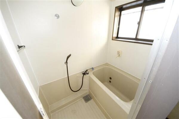 画像4:浴室にも窓があり換気ができて清潔に保てます◎