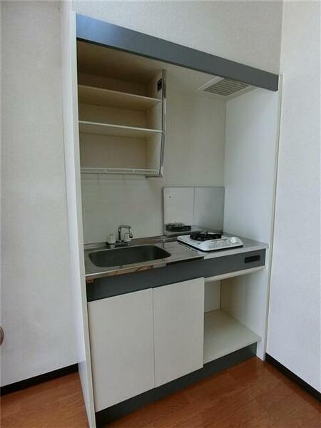 画像5:食器など置ける棚付き！単身の方にちょうど良いサイズのキッチンです♪