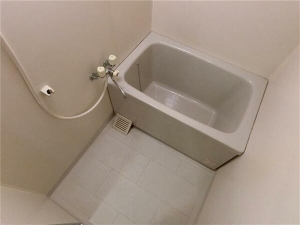 画像6:ゆっくりと入浴できるシャワー付きのバスルーム♪