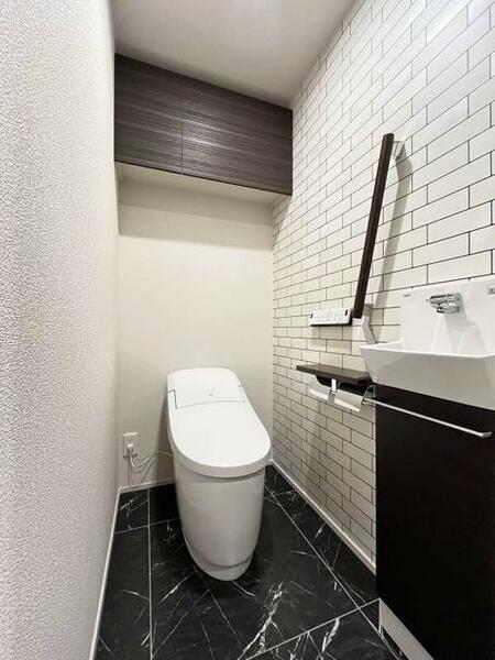 その他画像：【トイレ】タンクのないスタイリッシュなトイレです。手洗いカウンター、上部には扉付きの収納棚があり表に