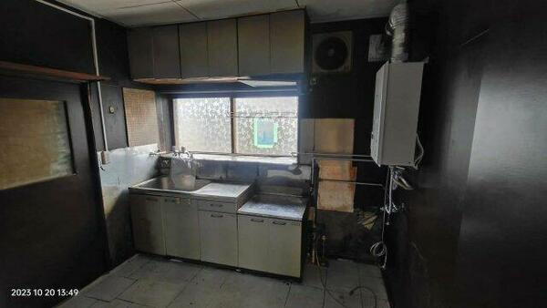 広々キッチン。新品のガス給湯器が設置されています。