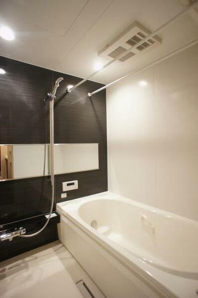 画像5:■浴室■　カラー壁面パネルがアクセントのバスルーム。沸かし直しができて経済的な追焚機能だけでなく、洗