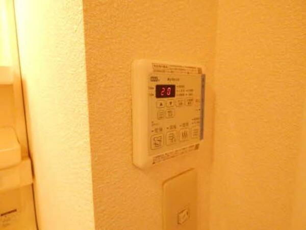 画像8:浴室暖房乾燥機で雨の日や外出時の洗濯物も室内干しできます！