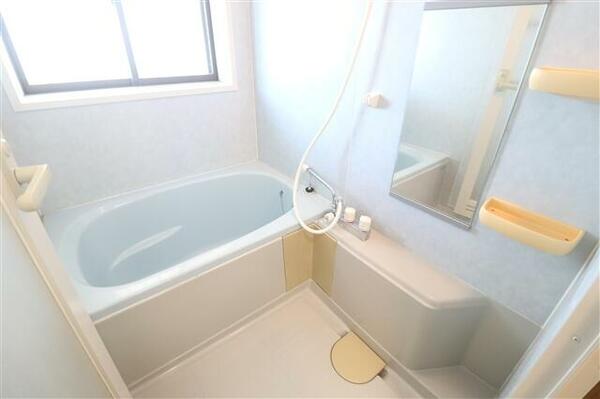 画像4:換気に便利な窓付きのお風呂