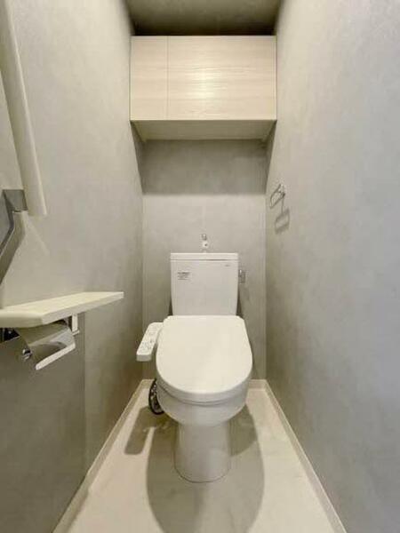 画像12:【トイレ】アッシュグレーの壁紙と、大理石調の床材は、洗練された雰囲気を演出しています。ペーパー類の保