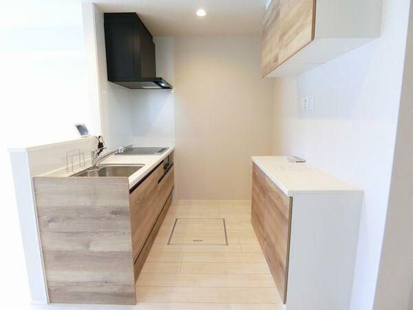 画像8:【キッチン】キッチン背面には収納スペースを設置、お料理がし易い環境です！
