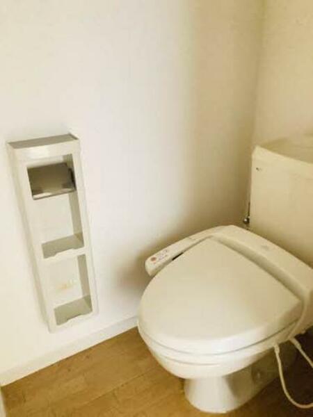 画像14:温水洗浄便座のトイレです。