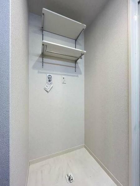 画像13:【洗濯機スペース】棚収納には小物を置ける2段の可動棚になっております。
