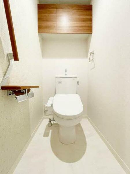 画像11:【トイレ】素材感の違うホワイトカラーで、清潔感のある印象のトイレ。上部吊戸棚、手摺、小物置きに使える