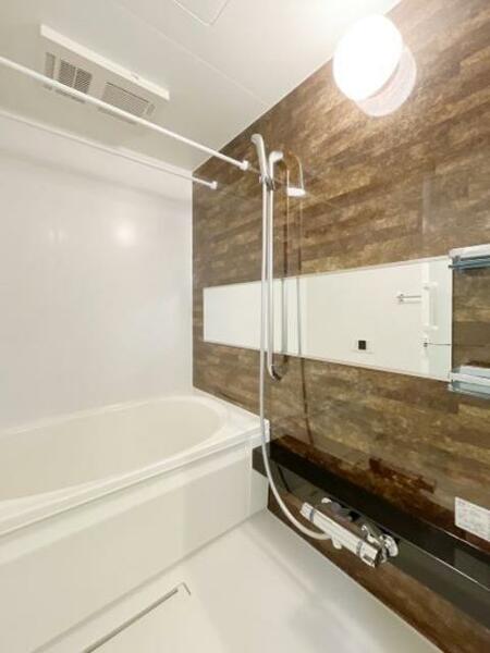 画像9:【浴室】1318サイズの浴室は、洗い場もしっかり確保できているので、立ったり座ったりの浴室内動作も、スム