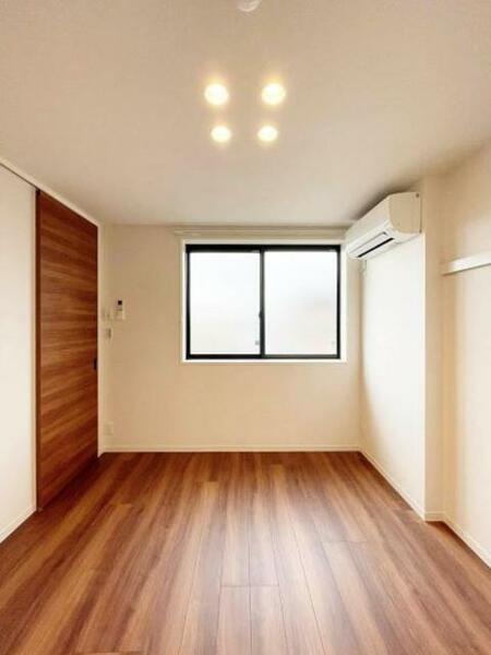 画像5:【洋室②】玄関ホールからアクセスできる6.2帖の洋室。ミディアムの建具と床材が、インテリアと相性がよい