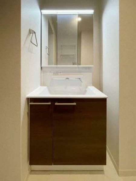 画像11:【洗面台】三面鏡タイプの洗面台。水栓には小物を置けるスペースがあるので、コンタクトを置いたり、化粧品