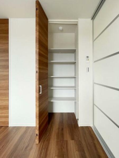 画像8:【物入スペース】ＬＤＫに隣接した洋室に、ストックルームとしても使える、可動棚付きの物入スペースを設置