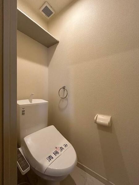 画像13:【トイレ】洗浄機能付き便座設置済み。