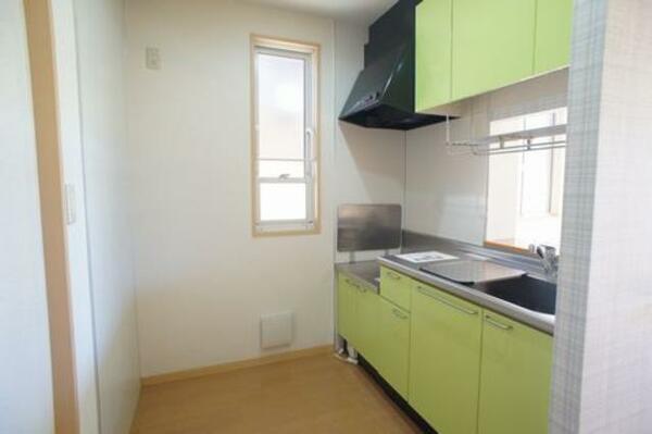 画像10:キッチン　鏡面調の扉はグリーン色　明るく爽やかな色合いの空間で調理ができます　リビングを見て家族と会