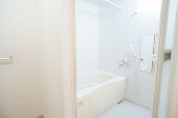 画像16:浴室　ホワイトを基調にした清潔感のある、寛ぎ空間です。１日の疲れを癒してください