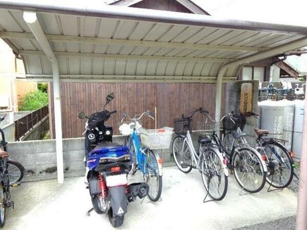 画像15:雨の日も安心の屋根付き駐輪場♪