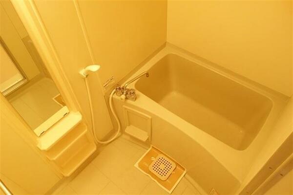 画像6:便利な小物棚やシャワー・ミラー付のお風呂♪