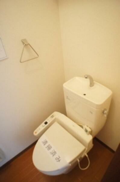 画像11:トイレには洗浄機能付き便座を設置♪タオルハンガーを設置しております♪
