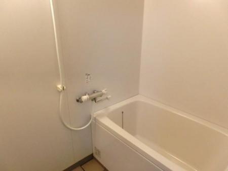 画像6:ゆっくり入浴できるシャワー付きのバスルーム♪